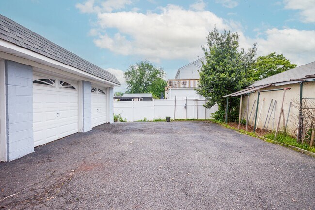 Building Photo - 1210 Morris Ave