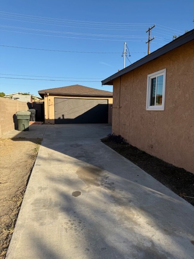 Building Photo - One story home in Anaheim