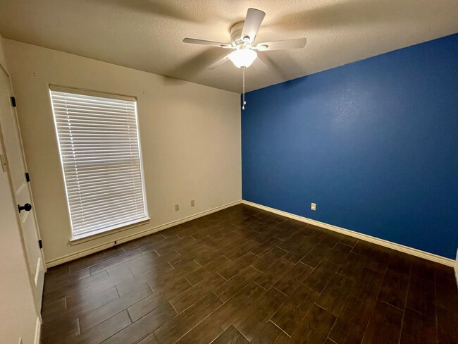 Building Photo - 5690 Nicole Ln