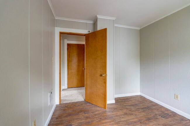 Building Photo - Spacious 3 Bedroom 1 Bath House Located in...