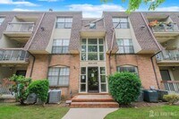 Building Photo - 402 Hidden Village Dr