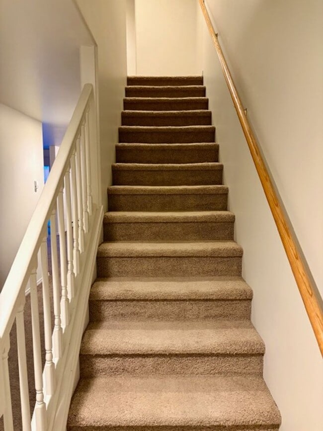 Building Photo - 3 Bed / 2.5 Bath Townhouse – Bozeman, MT  Price Reduced!