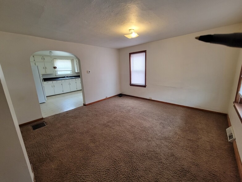 Building Photo - 1115 6th St E