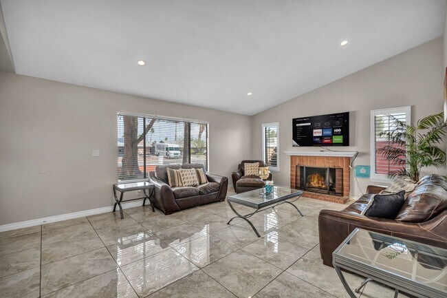 Building Photo - 3 Bed FULLY FURNISHED Pool Home