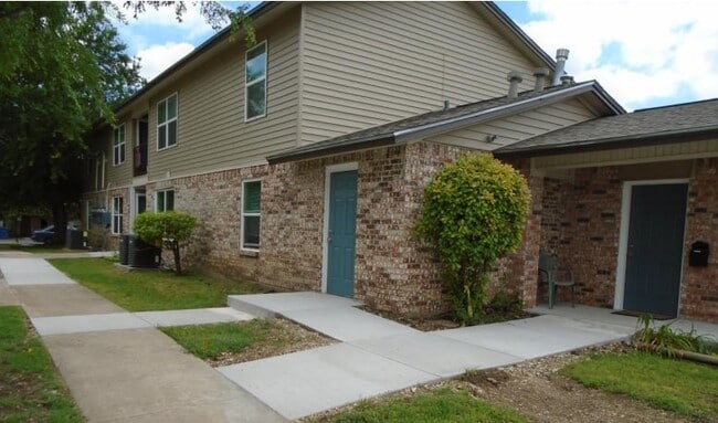 Building Photo - 909 W 7th St