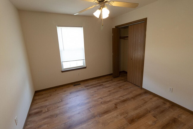 Building Photo - 5000 Derby Ridge Dr