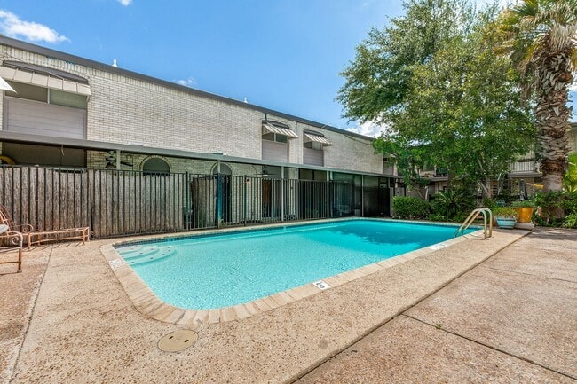 Building Photo - Welcome Home to this beautiful 2-bedroom, 2-bath Condo in highly sought-after Olmos Park Townhomes