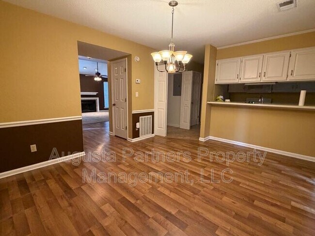 Building Photo - 3148 Vlg W Dr