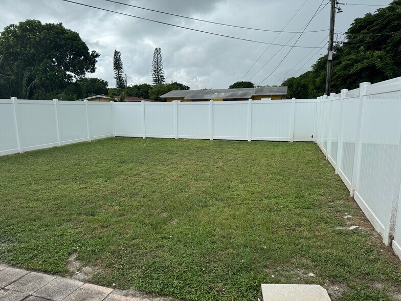 Privacy Fencing - 128 NW 13th Avenue