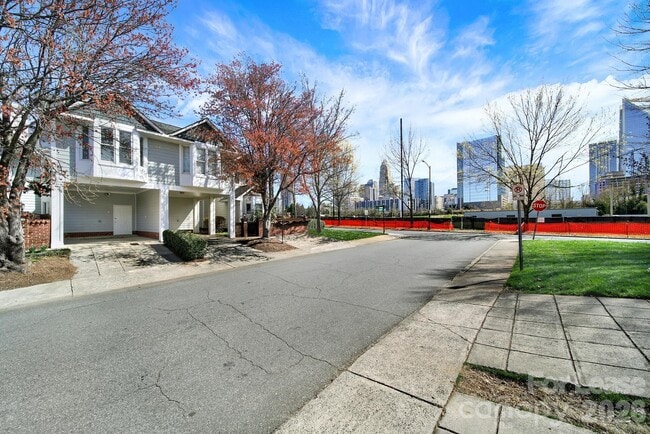 Building Photo - 804 Greenleaf Ave