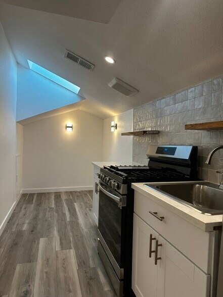 Building Photo - 517 Manzanita St