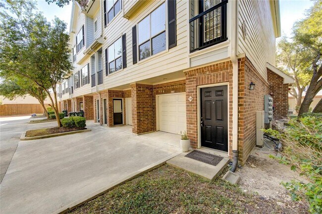 Building Photo - 9200 Westheimer Rd