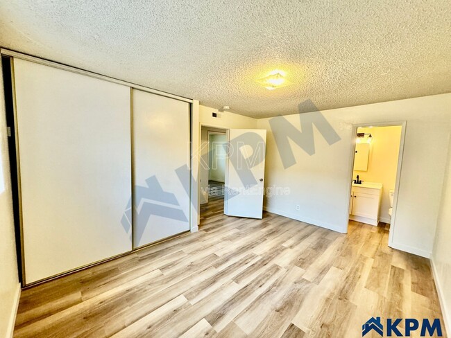 Building Photo - 8446 N El Dorado St