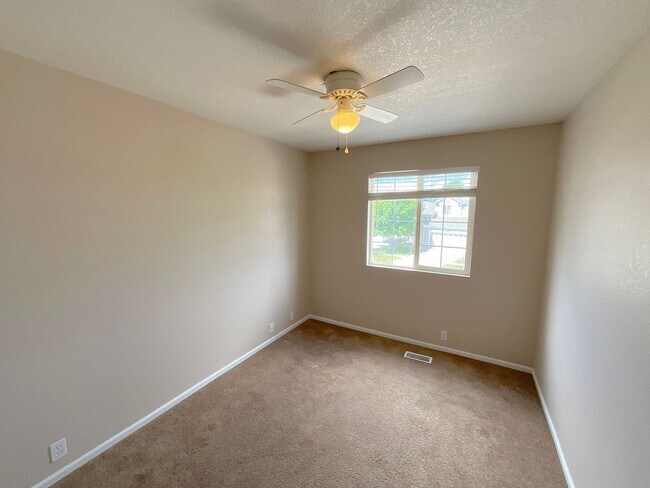 Building Photo - 4 Bedroom Home Available Near N Powers Bl ...