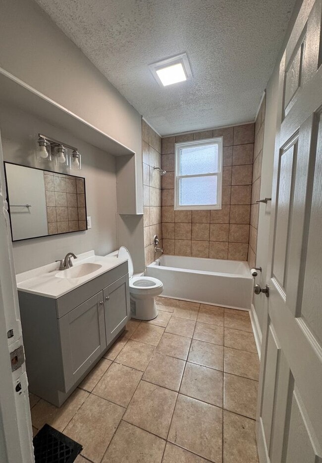 Building Photo - 821 Heaton St