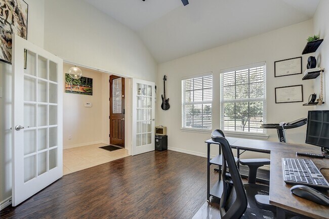 Building Photo - 106 Martingale Trail