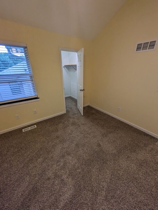 Building Photo - 307 NE Timbercreek Dr