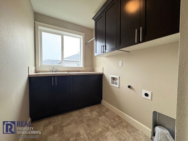 Building Photo - 650 NW Willow Glen Pl