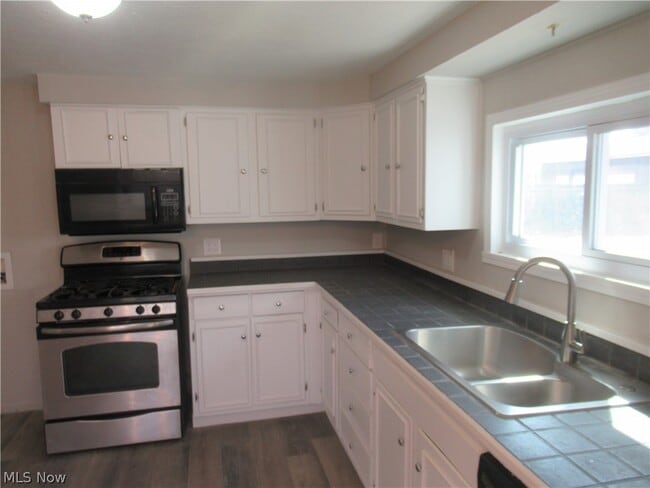 Building Photo - 9295 Dorothy Dr