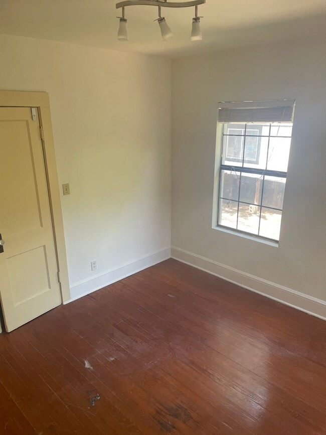 Building Photo - 1 bedroom Downtown Apartment in Historic D...