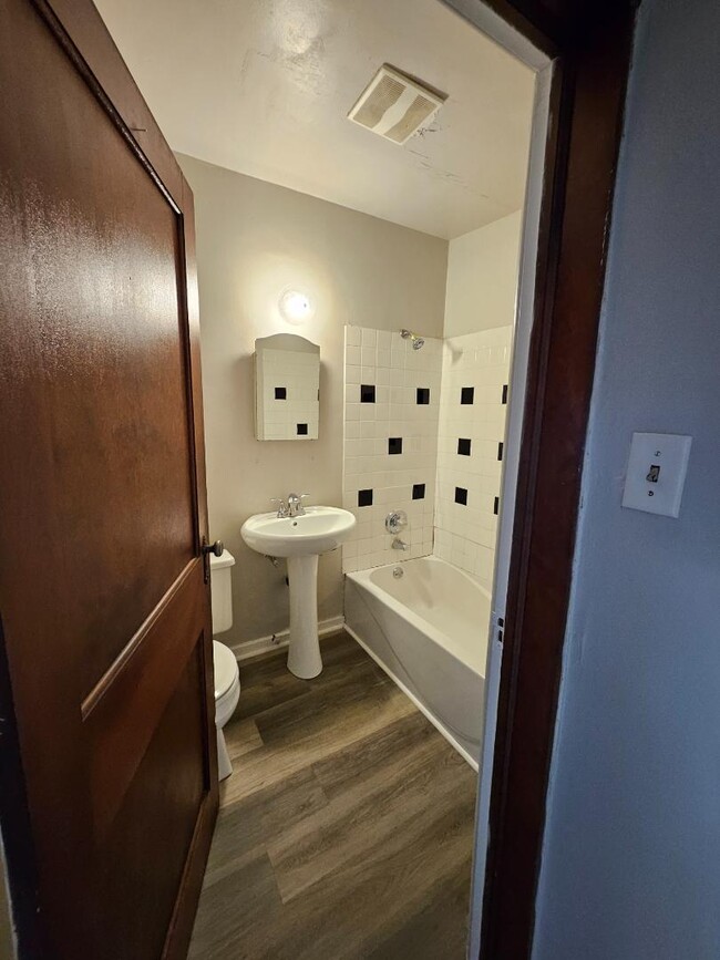 Building Photo - 1525 University Ave