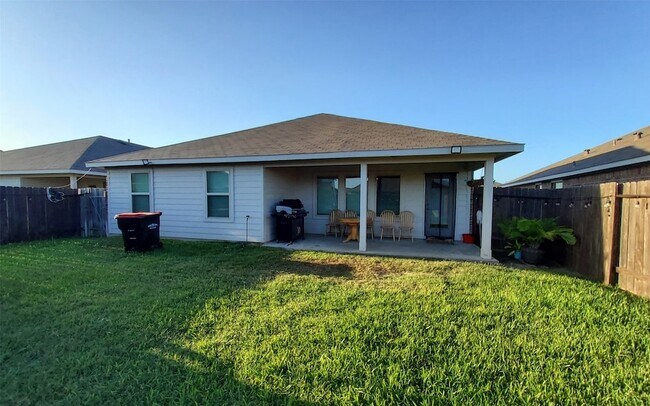 Building Photo - 22619 Castello Lakes Dr