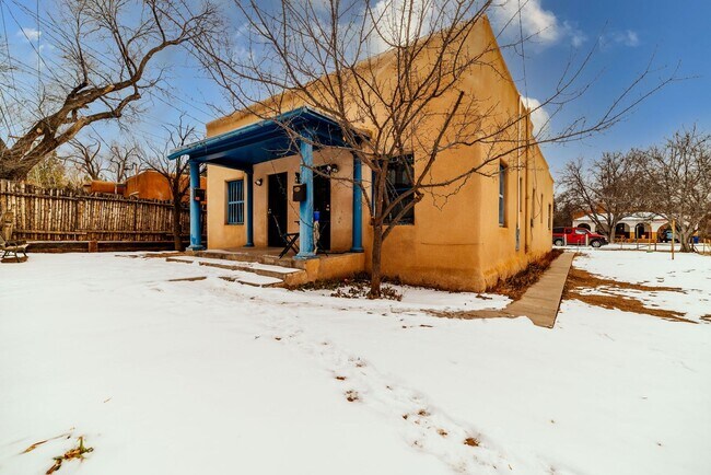 Building Photo - Acequia Madre -452