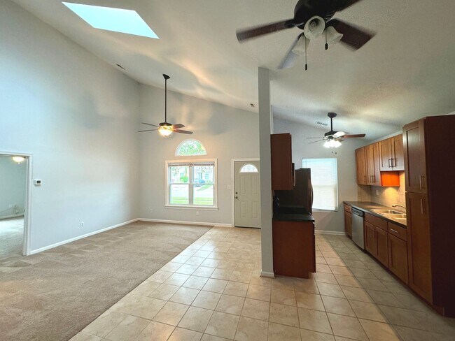 Building Photo - End unit Townhome in the heart of Chesapeake! Available Late July
