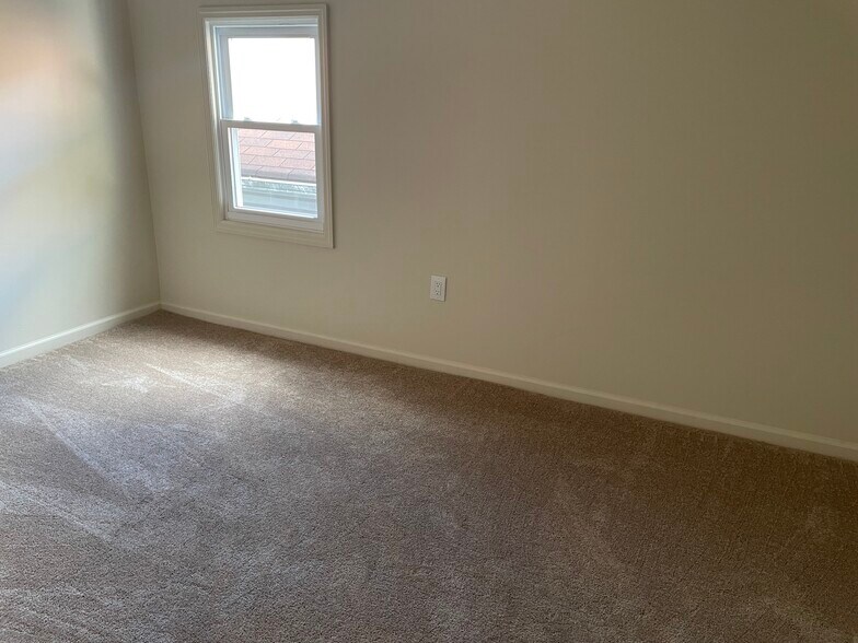 Building Photo - 140 Fabyan Pl