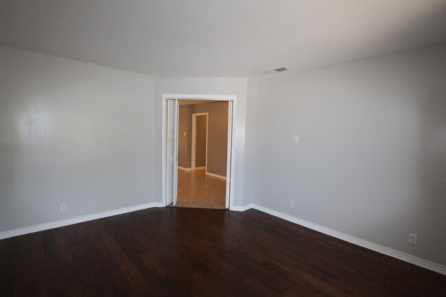 Building Photo - 2930 Williamsburg Dr