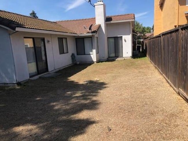 Building Photo - Hillcrest area 2 bedroom, 2 bath with 2 ca...