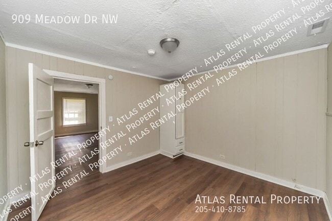Building Photo - 909 Meadow Dr NW