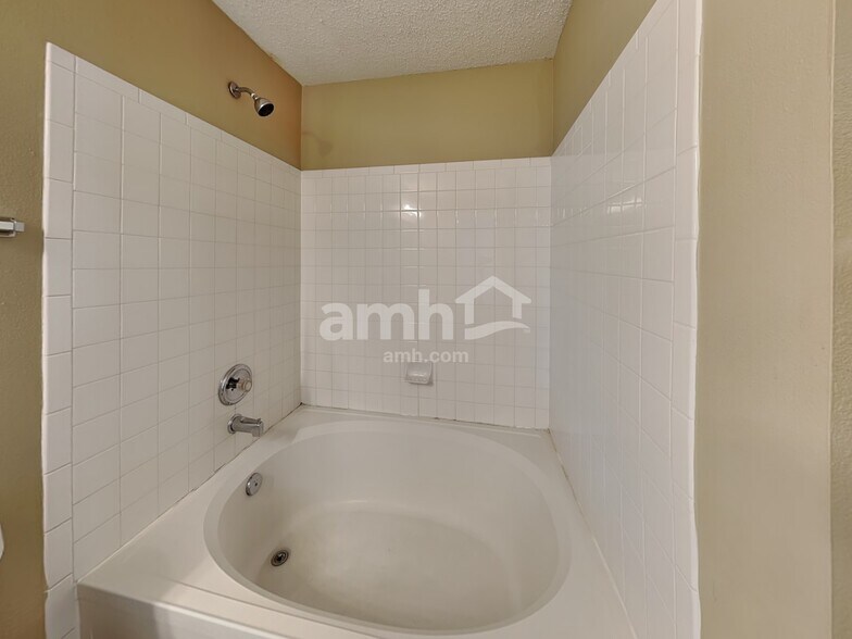 Building Photo - 6303 Abaca Way
