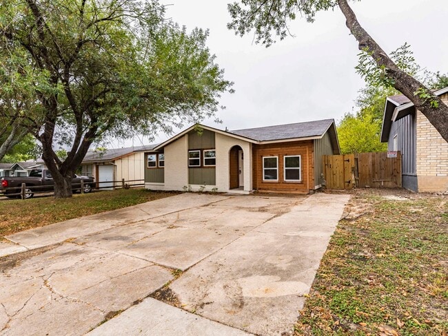 Building Photo - Fully Remodeled 4BR Home in East Austin – Modern Upgrades & Spacious Yard