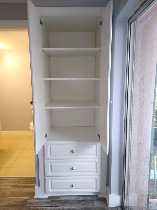 Building Photo - Blue Pointe