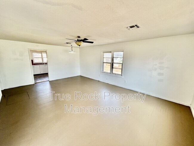 Building Photo - 300 E Main St