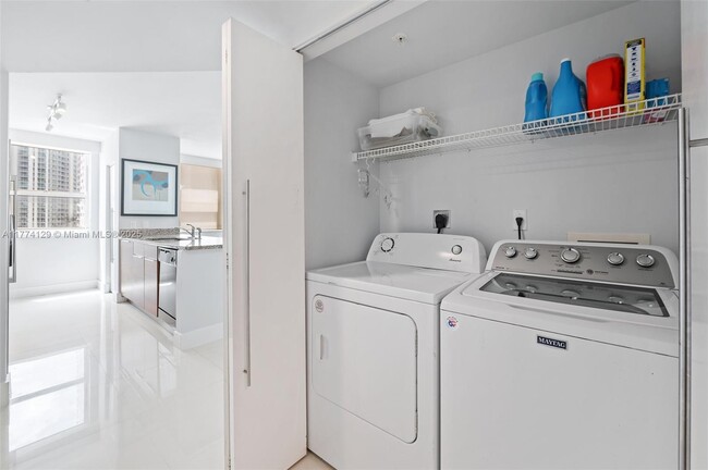 Building Photo - 1155 Brickell Bay Dr