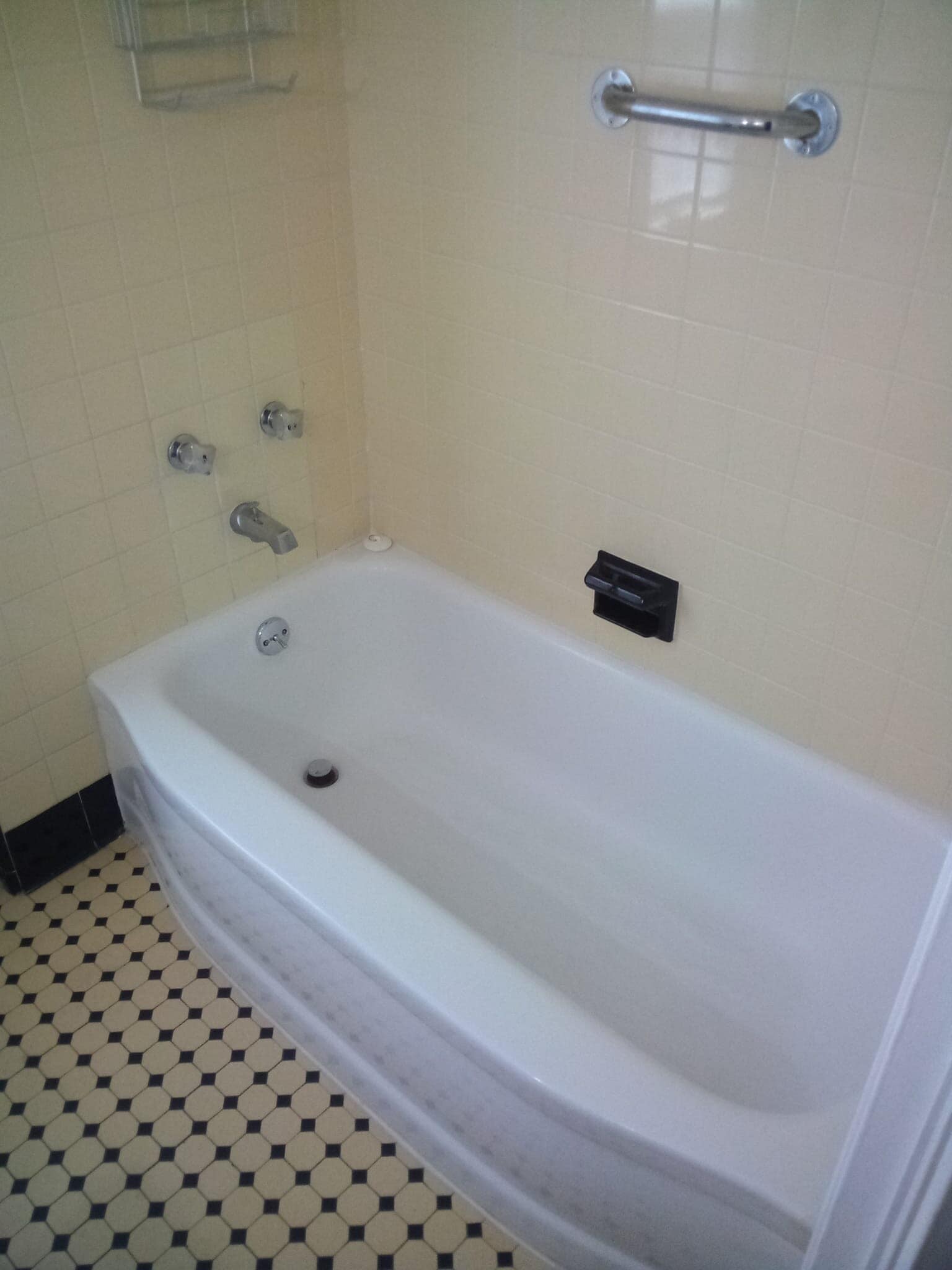 Bathtub and Shower - 207 Sunflower Ave