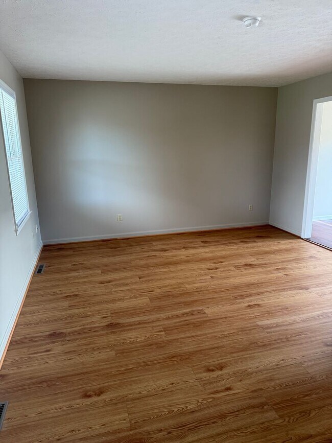 Building Photo - 1560 Buttercup Dr