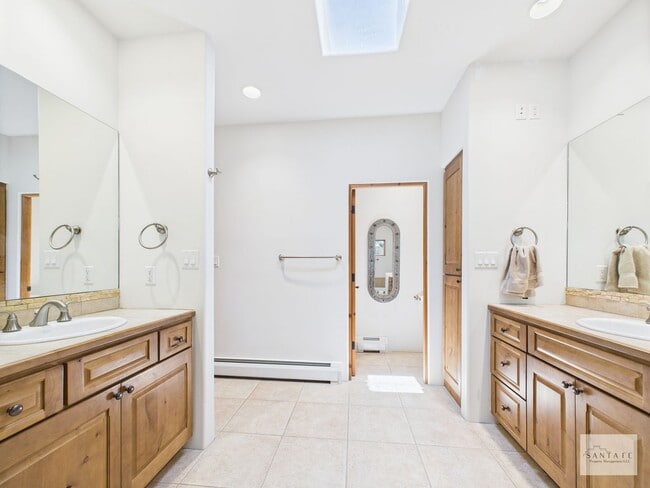 Building Photo - Beautifully Done Custom Built Townhouse wi...
