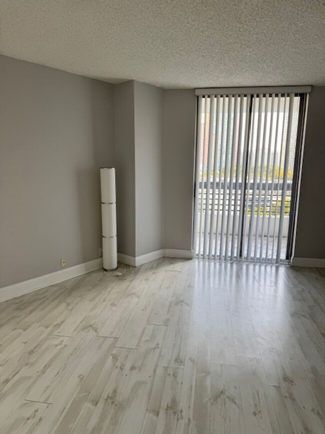 Building Photo - 2 BED/ 2BATH MYSTIC POINT 600 AVENTURA