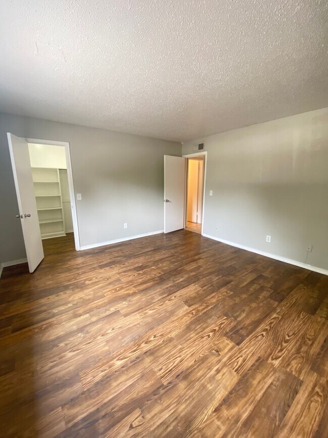 Building Photo - Spacious 1 Bed 1 Bath