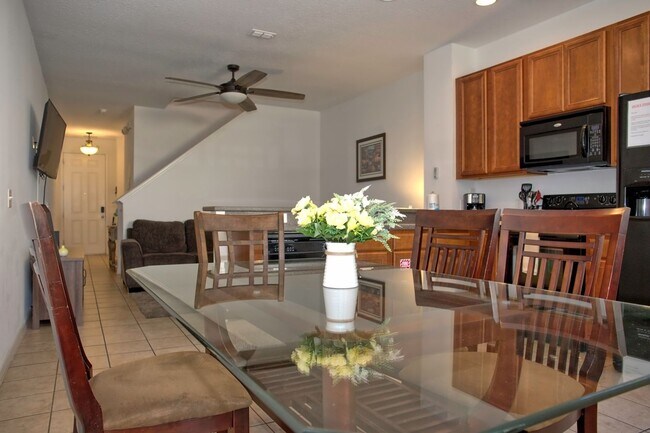 Building Photo - Gorgeous Fully Furnished Townhome Close to...