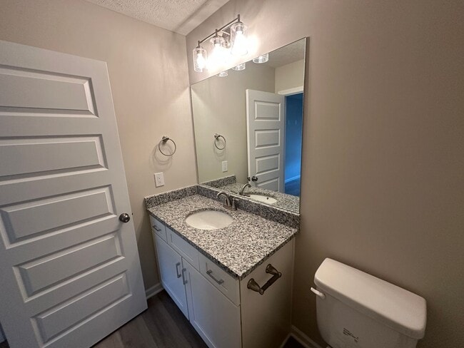 Building Photo - Beautiful 3 Bed 2.5 Bath Townhouse Near The Heart Of Shelbyville