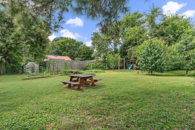 Building Photo - Adorable East Nashville Cottage w/ HUGE Fully-Fenced backyard!