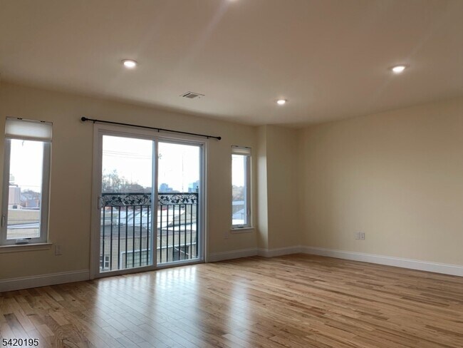 Building Photo - 257 Dukes St