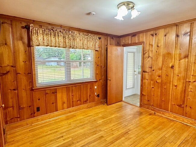 Building Photo - Charming 3 Bedroom / 1 Bath Home with Orig...