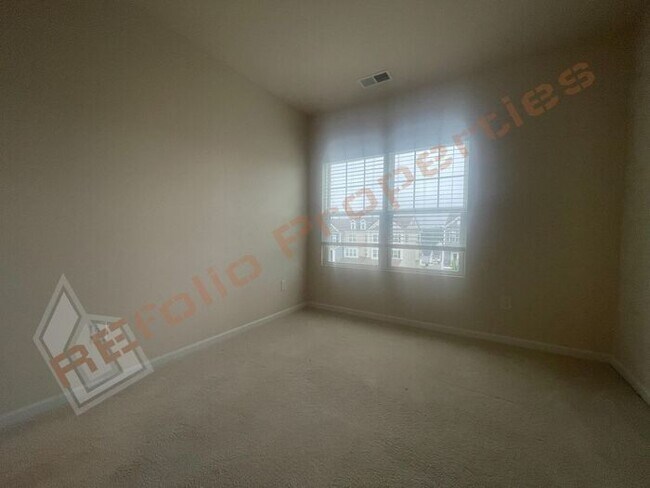 Building Photo - Luxury 3 Story 4 BD/3.5 Bath Townhome @ Sm...