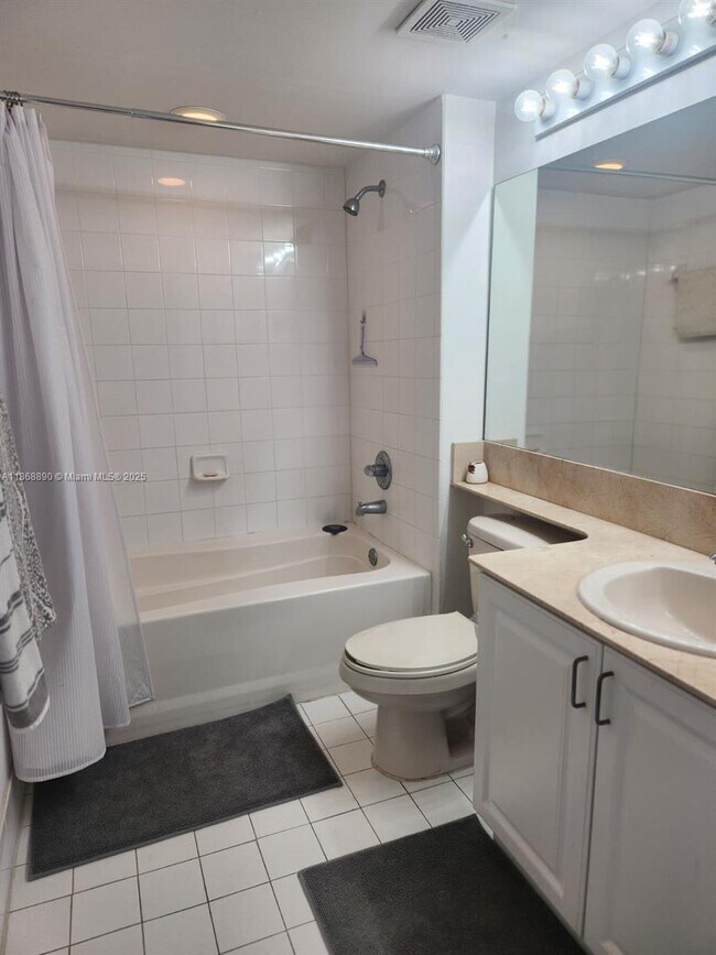 Building Photo - 1155 Brickell Bay Dr