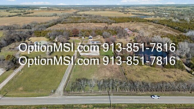 Building Photo - Country Charm Just Minutes From Lawrence!